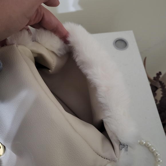 Chic Fur Crossbody Stylist Bag - Picture 4 of 5
